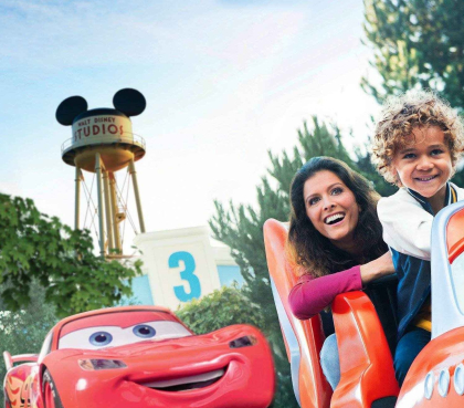 met de Shuttlebus naar de Disneyland Paris parken