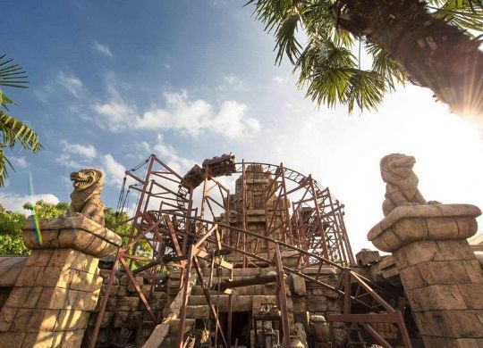 Razend snelle achtbaan Indiana Jones