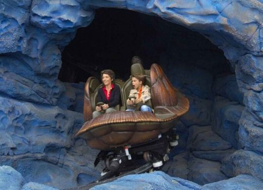 crushs coaster attractie disneyland parijs foto