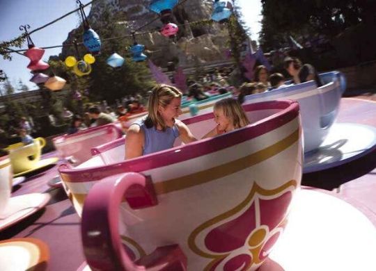 mad hatters tea cups attractie disneyland parijs foto