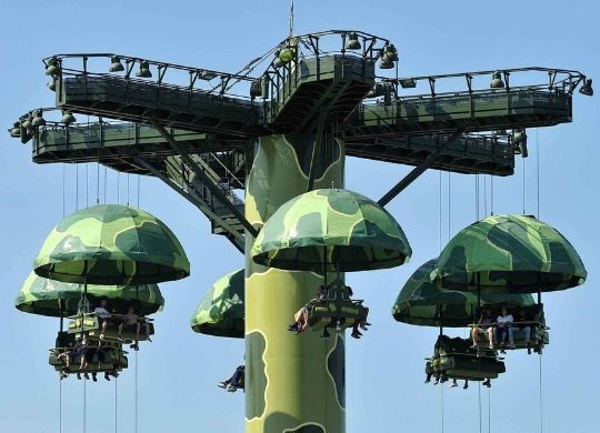 toy soldiers parachute drop attractie disneyland parijs foto