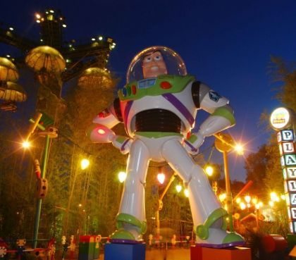 buzz lightyear parachute drop playland attractie