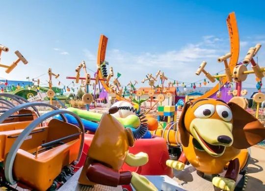 slinky dog zigzag spin attractie disneyland parijs foto