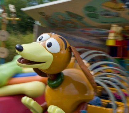 sfeervolle rit met slinky dog attractie disneyland