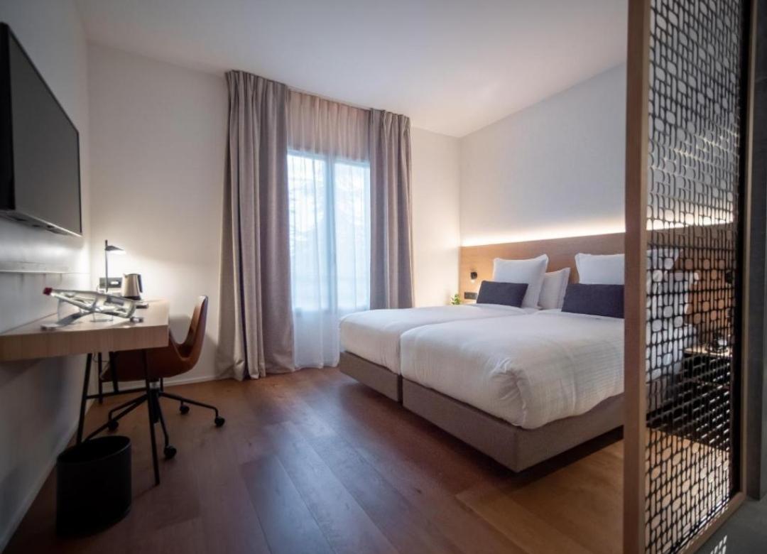 Paxton Marne La Vallee Disneyland Paris